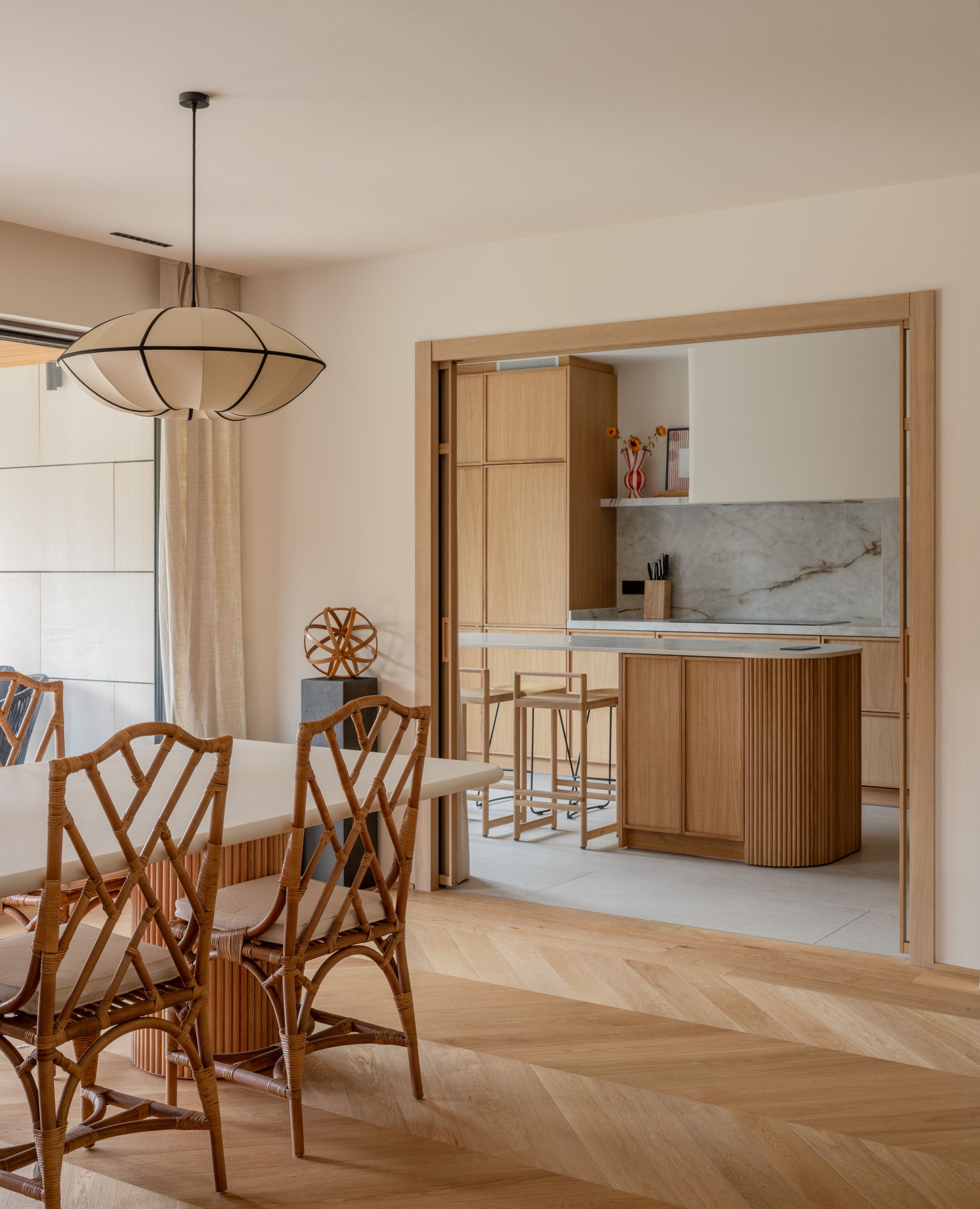 Cocina de madera, mármol blanco y grifería negra