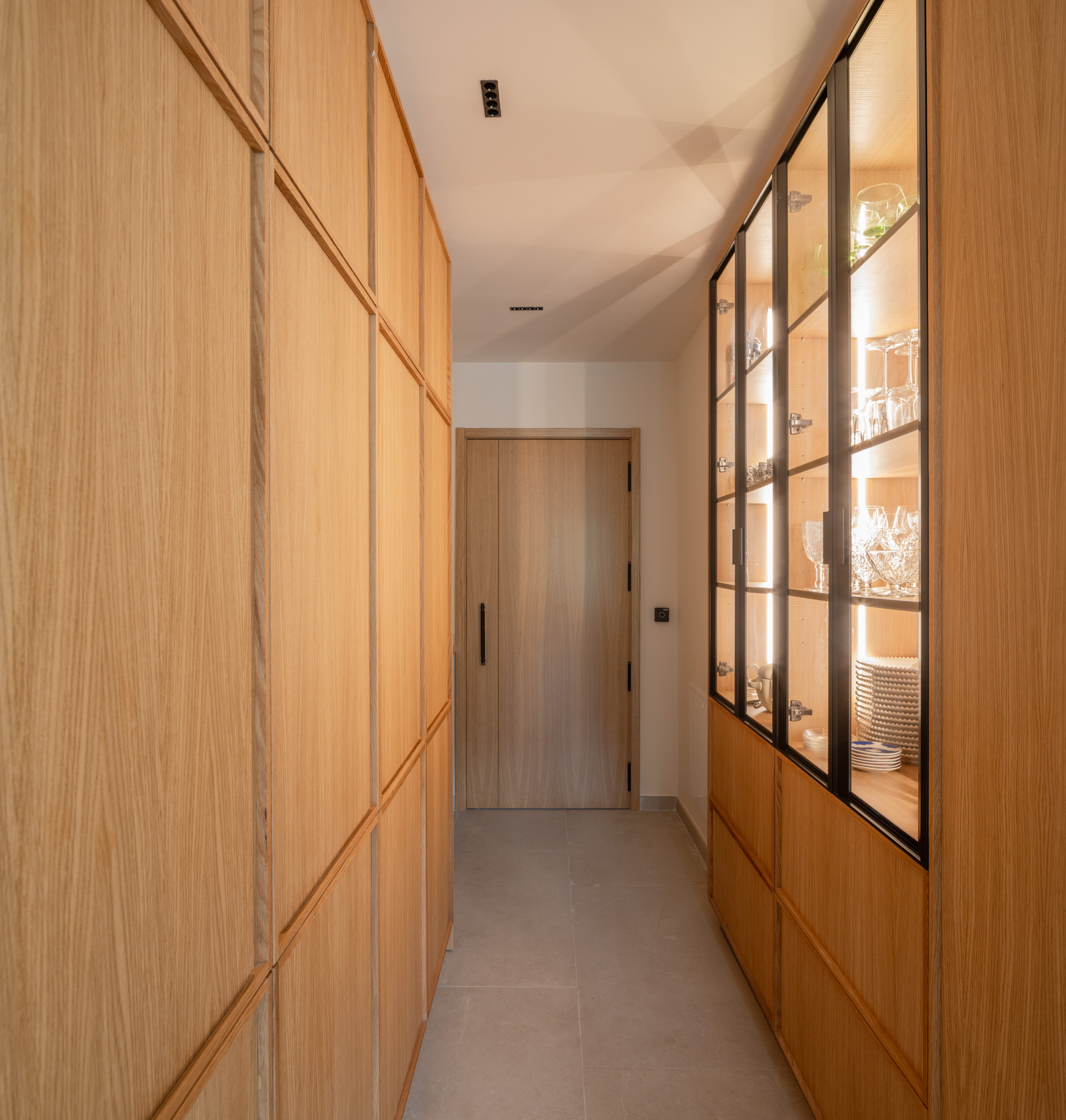 Cocina de madera, mármol blanco y grifería negra