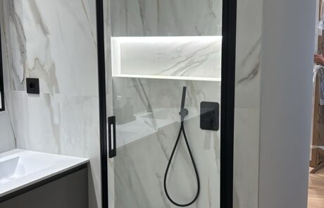 Ducha independiente efecto mármol con acabados de tirador negro