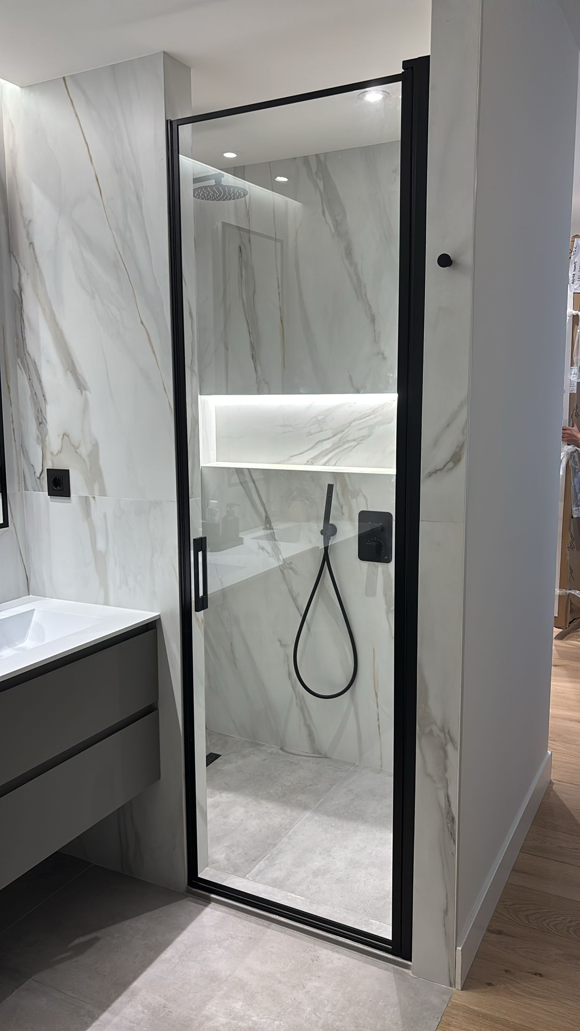 Ducha independiente efecto mármol con acabados de tirador negro