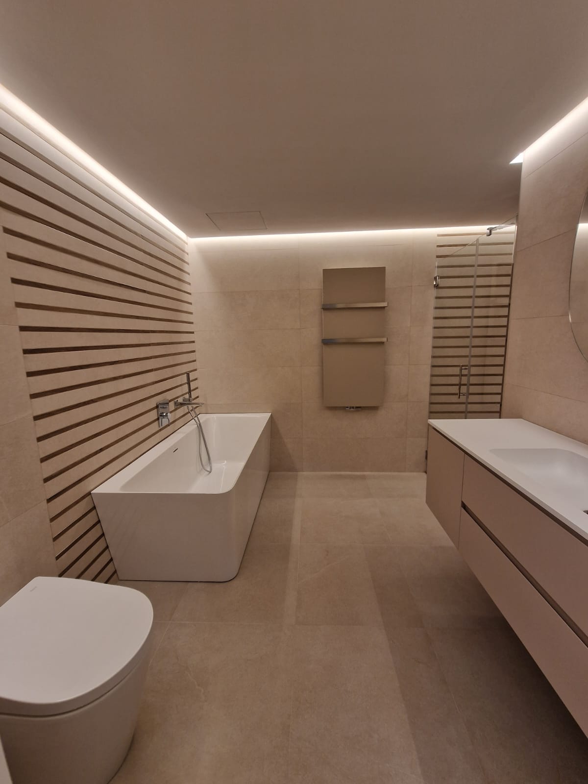 Baño Sand Bath con mueble suspendido y ducha cota cero