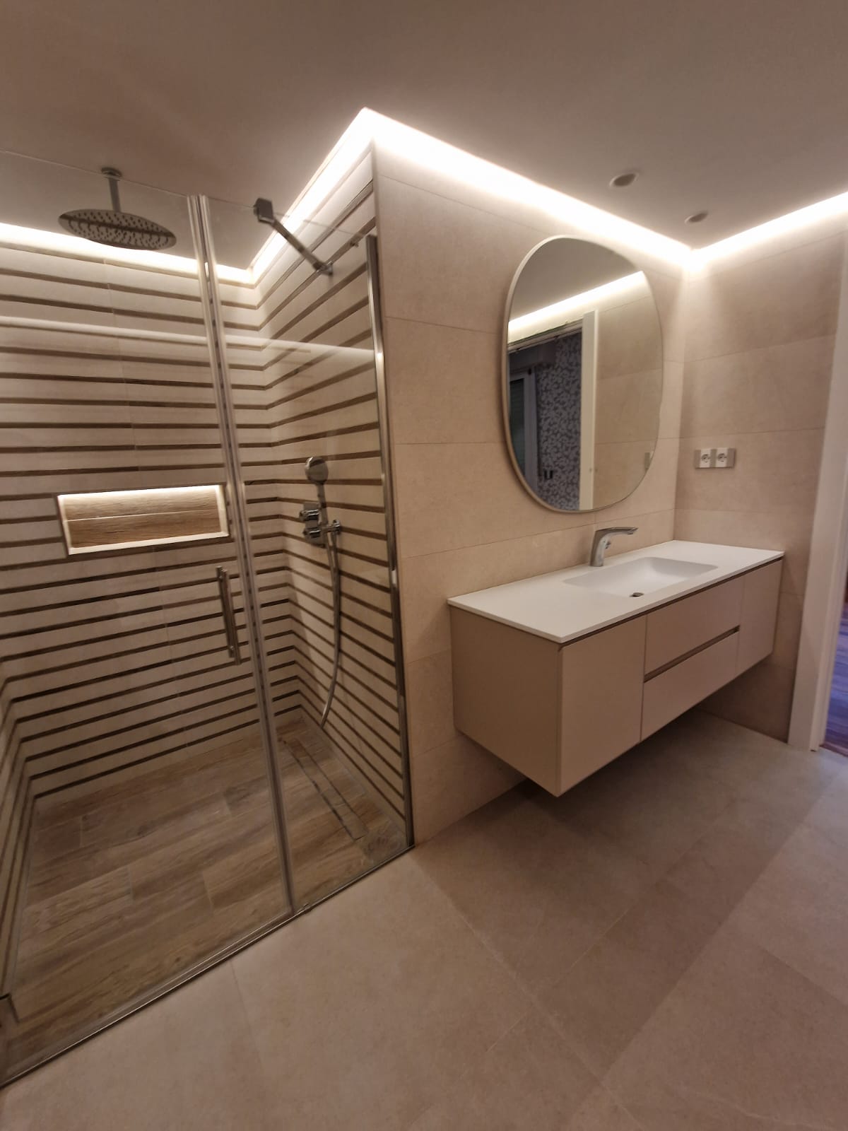 Baño Sand Bath con mueble suspendido y ducha cota cero